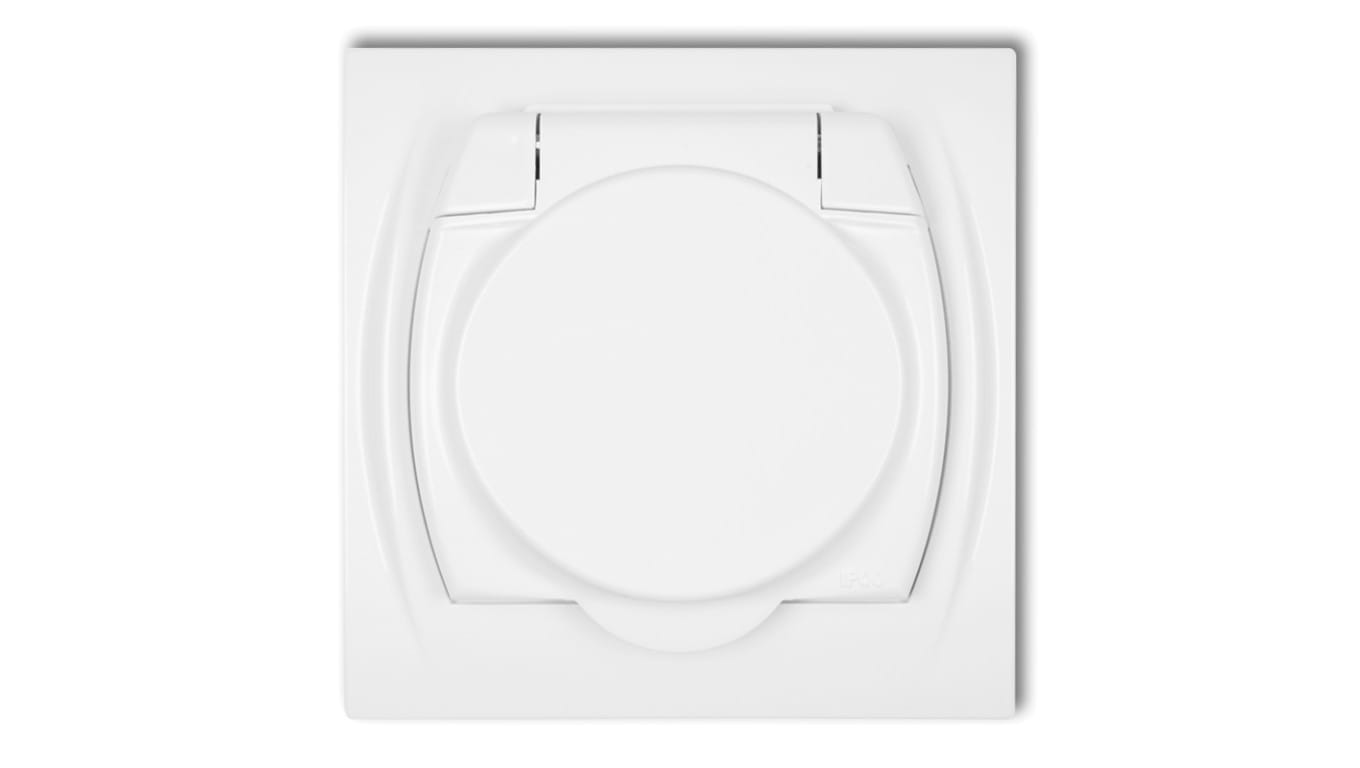 Na zdjęciu białe gniazdo Karlik LOGO LGPB-1zp z klapką, bryzgoszczelne, pojedyncze, z bolcem ochronnym.